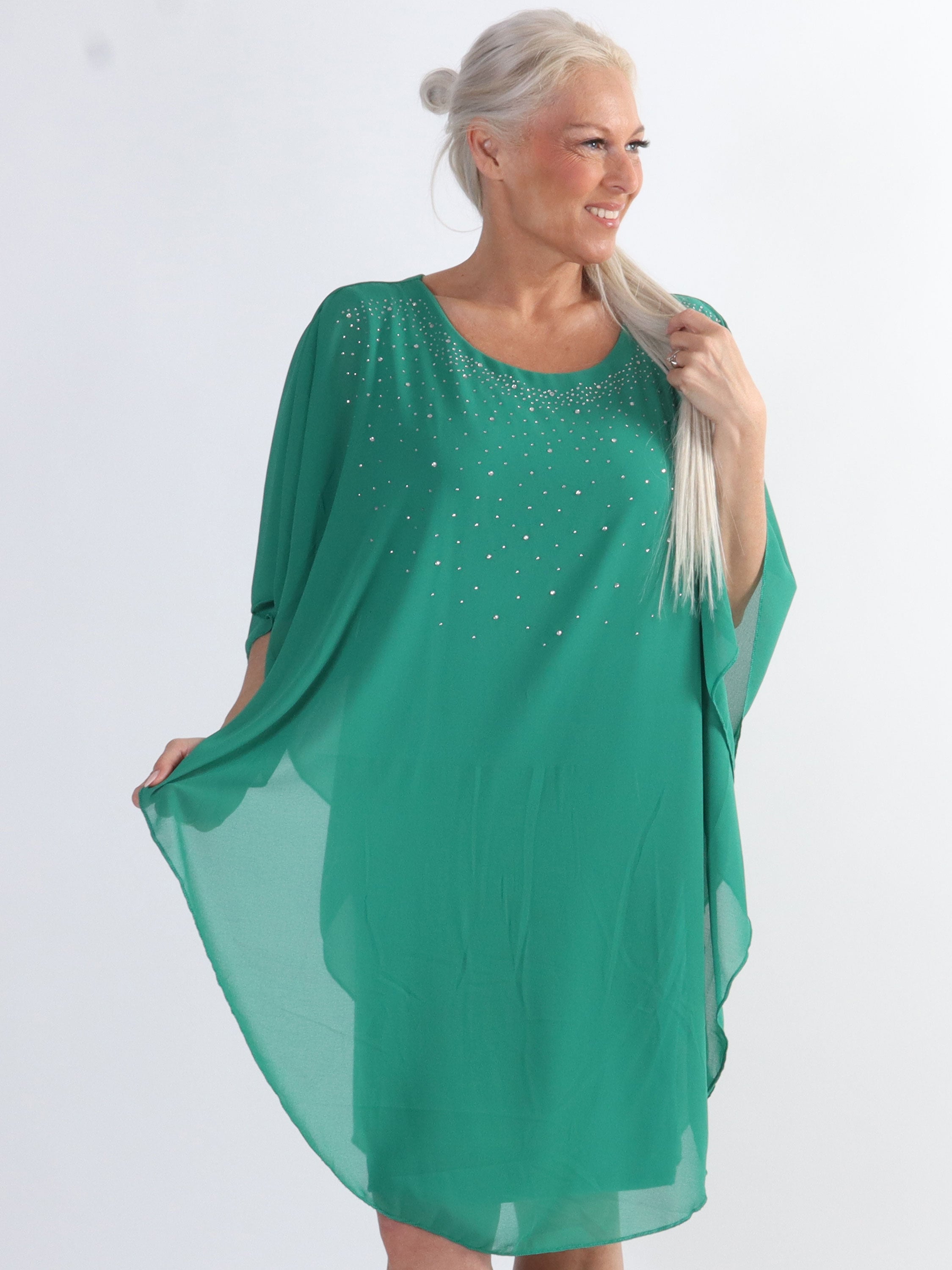 Kenya Crystal - Plus size tunikakjole med chiffonlag og similisten